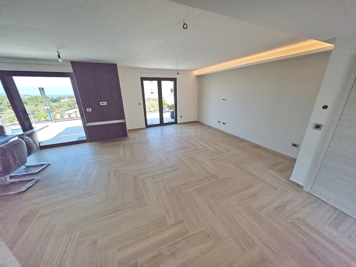 Malinska, polsamostojna hiša z bazenom in pogledom na morje!