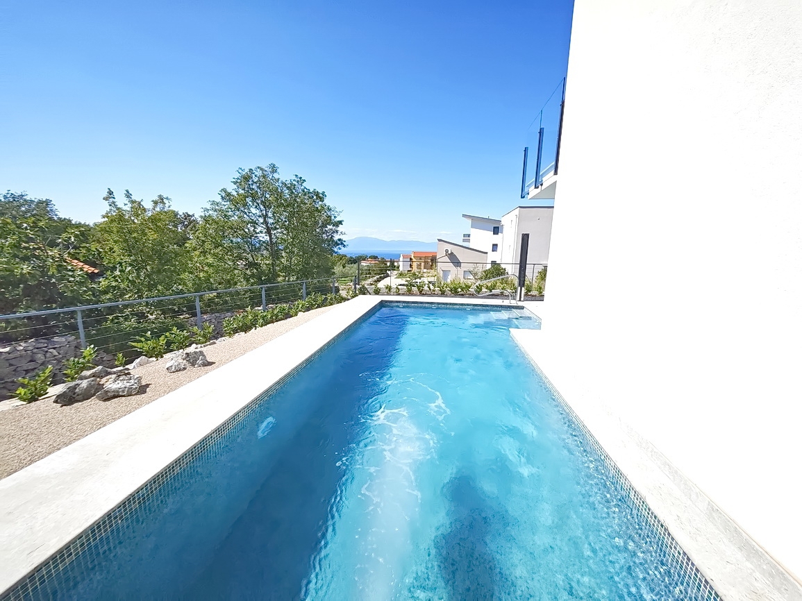 Malinska, polsamostojna hiša z bazenom in pogledom na morje!