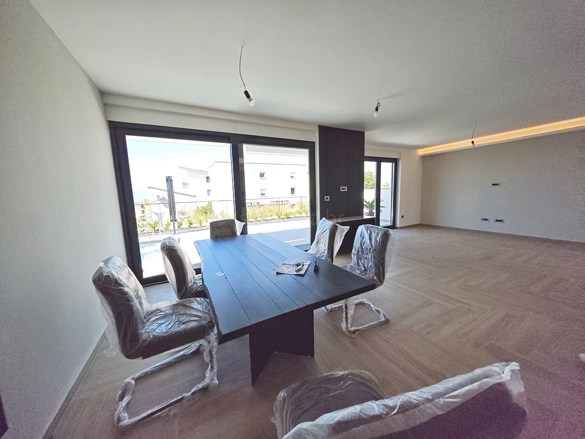 Malinska, polsamostojna hiša z bazenom in pogledom na morje!