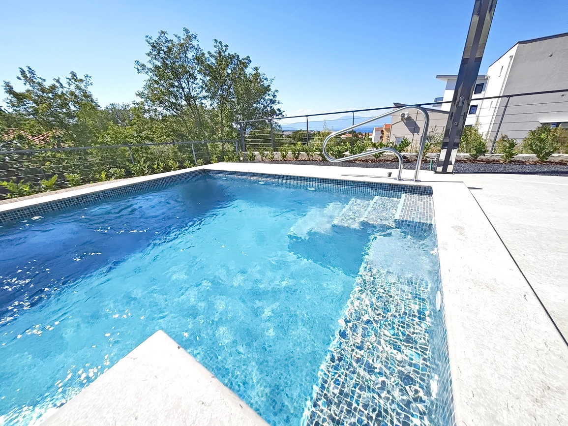 Malinska, polsamostojna hiša z bazenom in pogledom na morje!