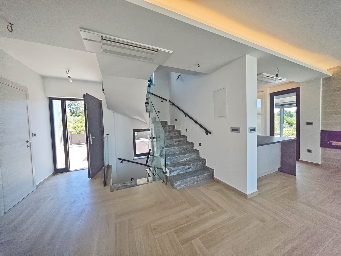 Malinska, polsamostojna hiša z bazenom in pogledom na morje!