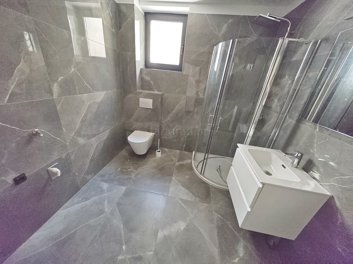 Malinska, polsamostojna hiša z bazenom in pogledom na morje!