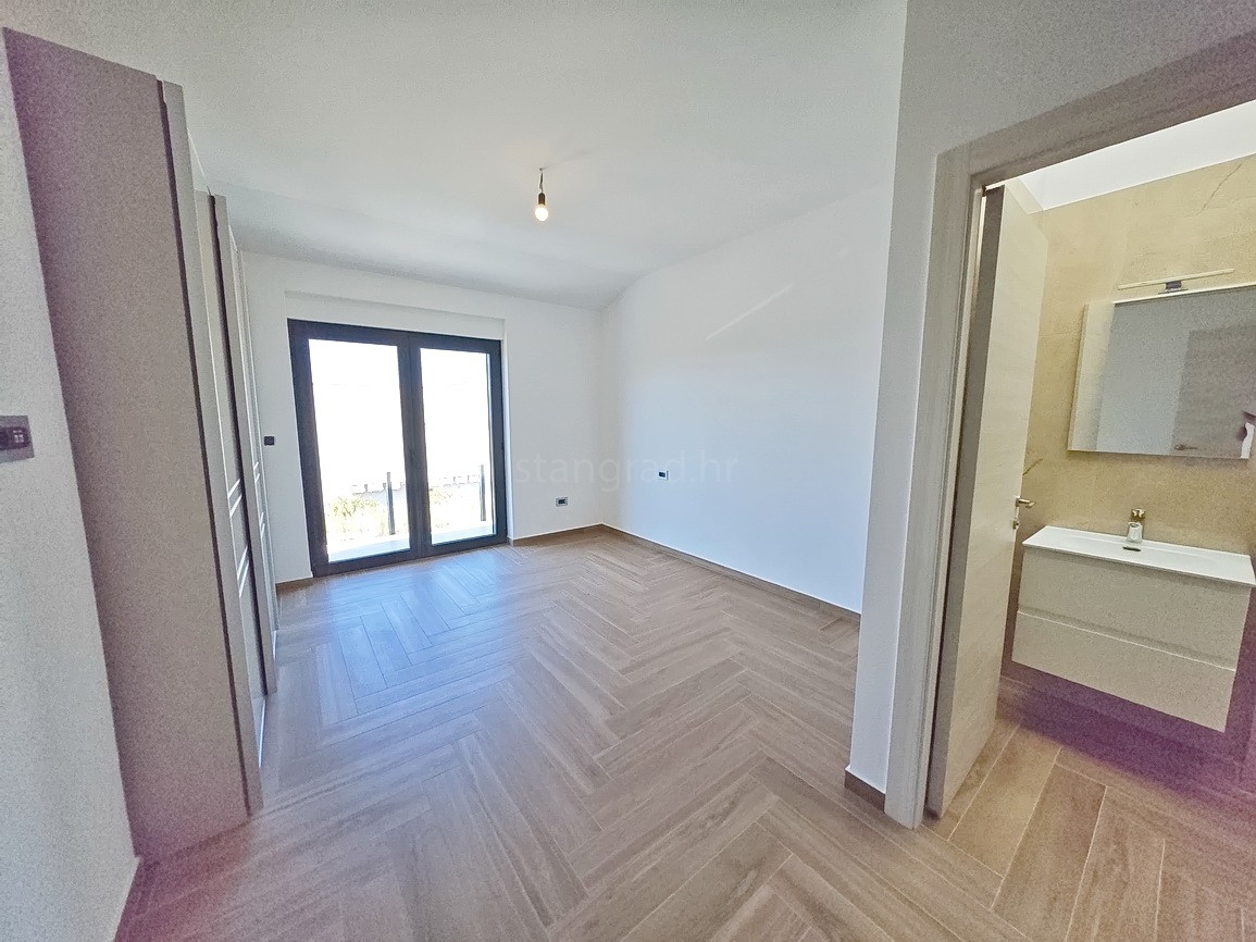 Malinska, polsamostojna hiša z bazenom in pogledom na morje!