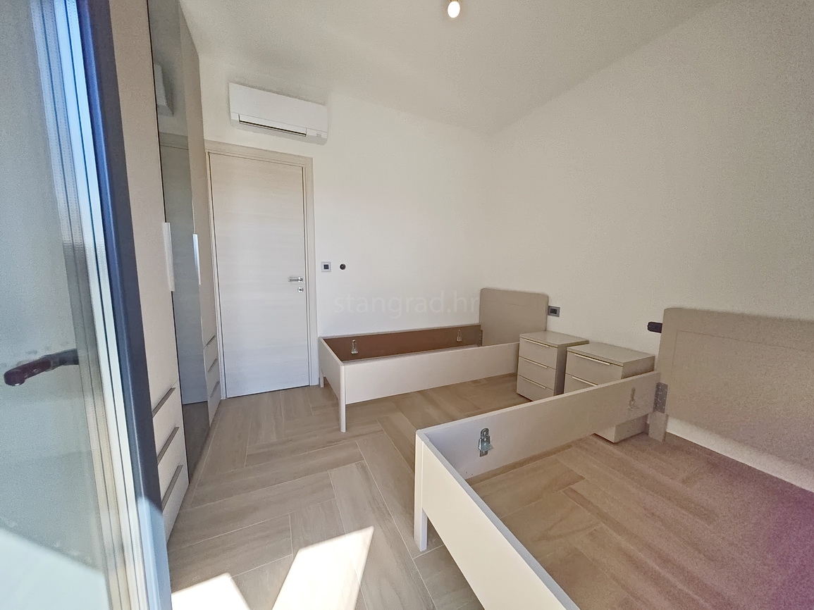 Malinska, polsamostojna hiša z bazenom in pogledom na morje!