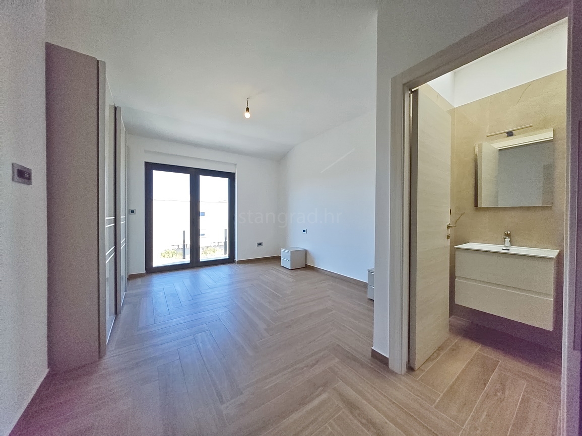 Malinska, polsamostojna hiša z bazenom in pogledom na morje!