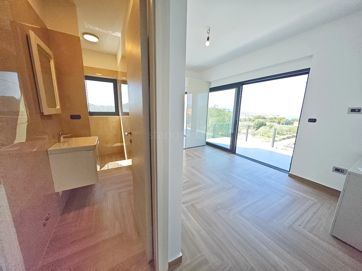 Malinska, polsamostojna hiša z bazenom in pogledom na morje!