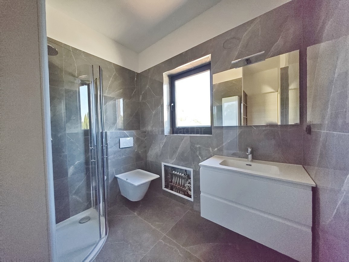 Malinska, polsamostojna hiša z bazenom in pogledom na morje!