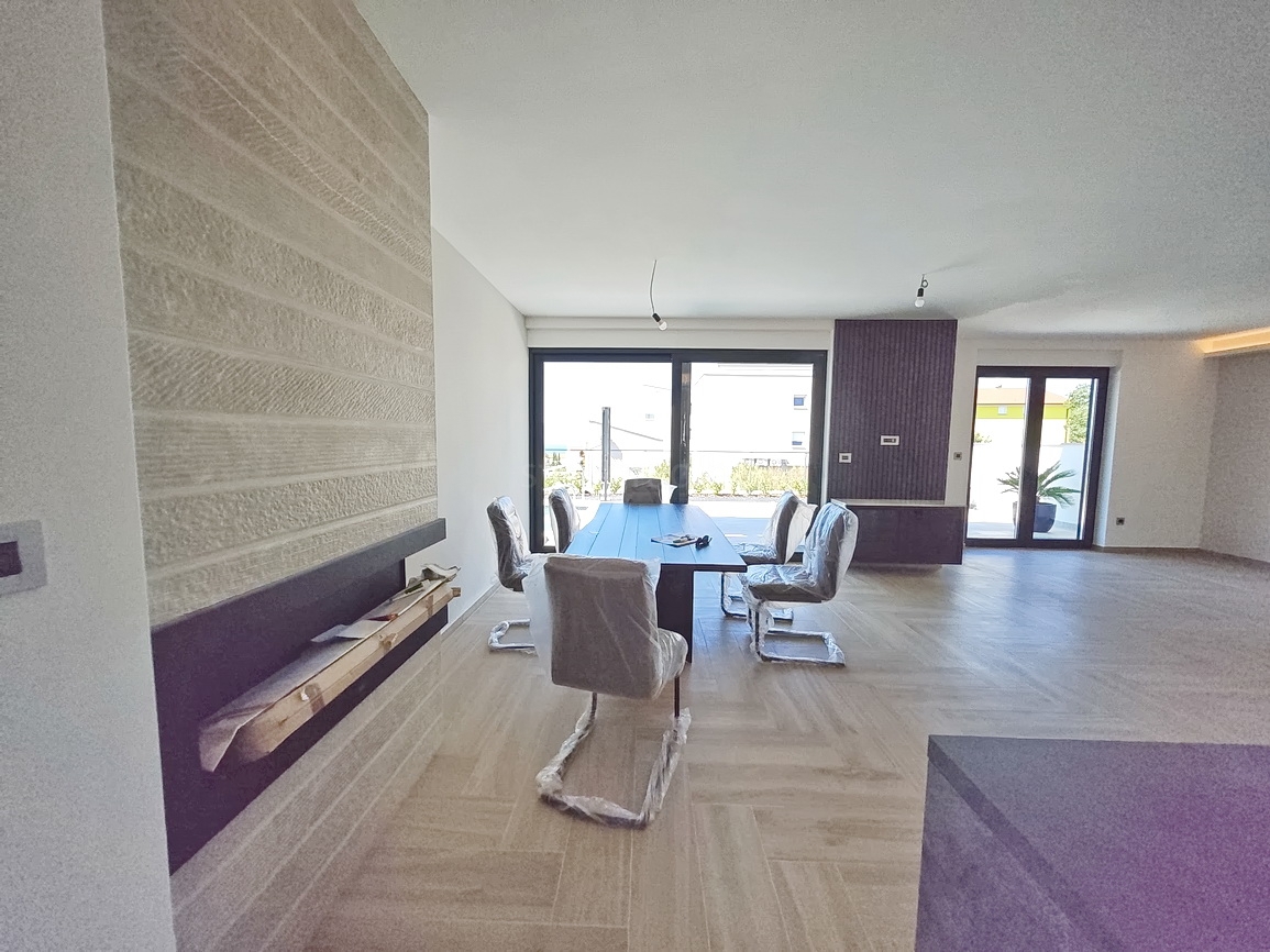 Malinska, polsamostojna hiša z bazenom in pogledom na morje!