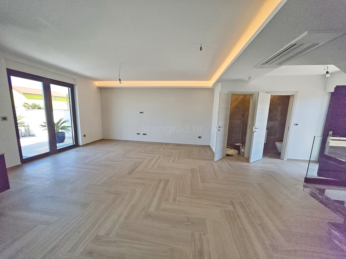 Malinska, polsamostojna hiša z bazenom in pogledom na morje!