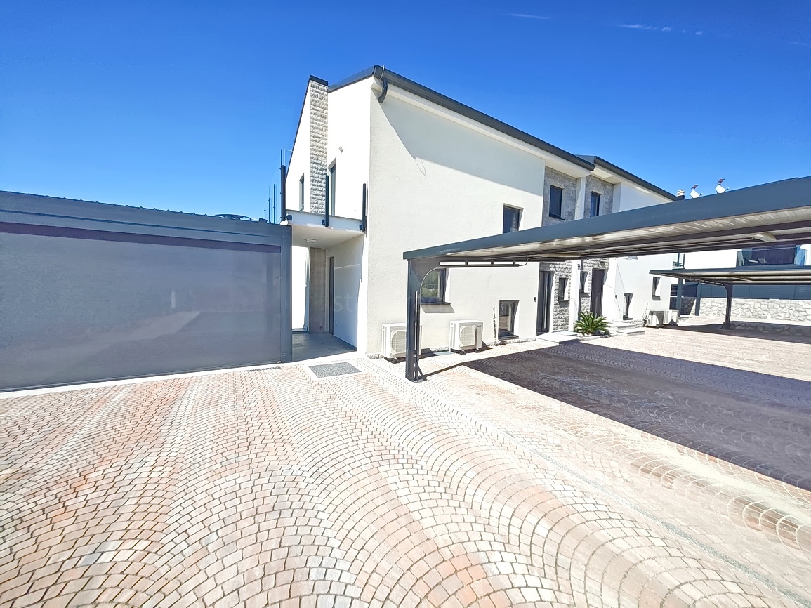 Malinska, polsamostojna hiša z bazenom in pogledom na morje!