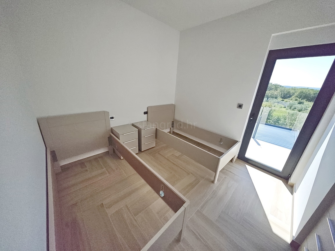 Malinska, polsamostojna hiša z bazenom in pogledom na morje!