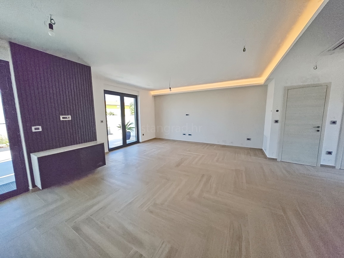 Malinska, polsamostojna hiša z bazenom in pogledom na morje!