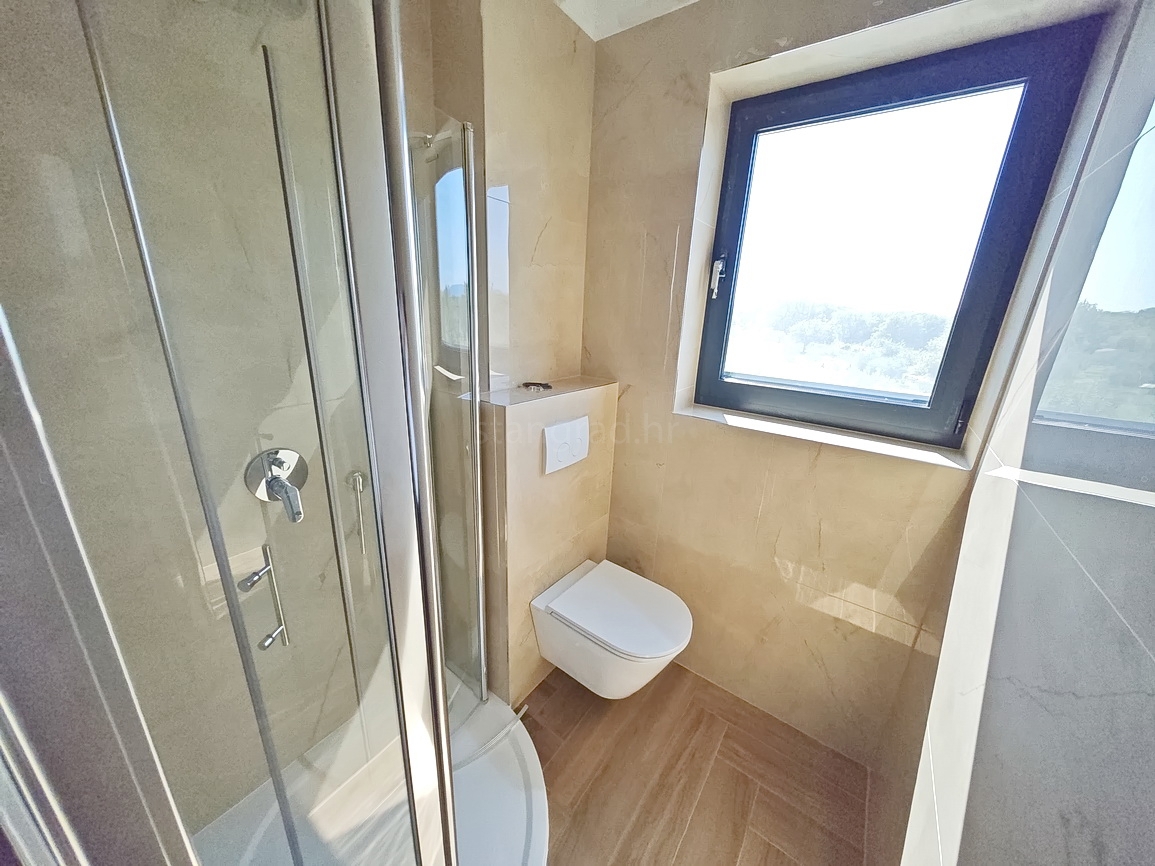 Malinska, polsamostojna hiša z bazenom in pogledom na morje!