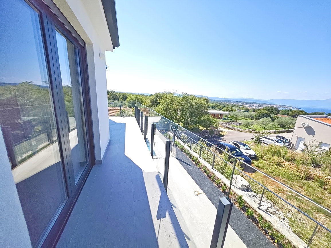 Malinska, polsamostojna hiša z bazenom in pogledom na morje!