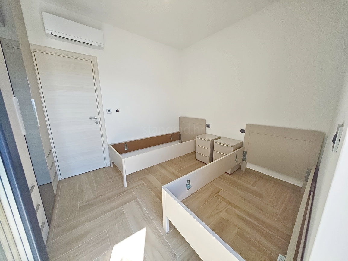 Malinska, polsamostojna hiša z bazenom in pogledom na morje!