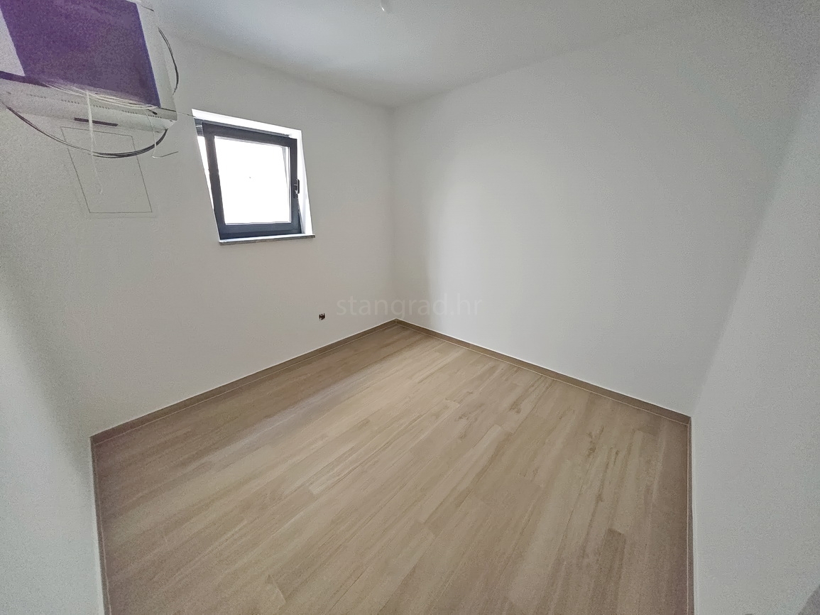 Malinska, polsamostojna hiša z bazenom in pogledom na morje!