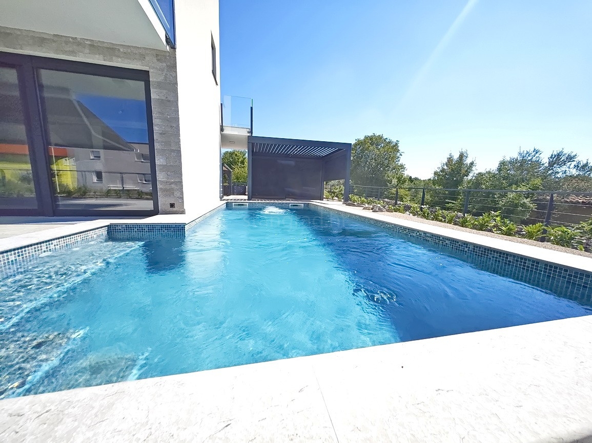 Malinska, polsamostojna hiša z bazenom in pogledom na morje!