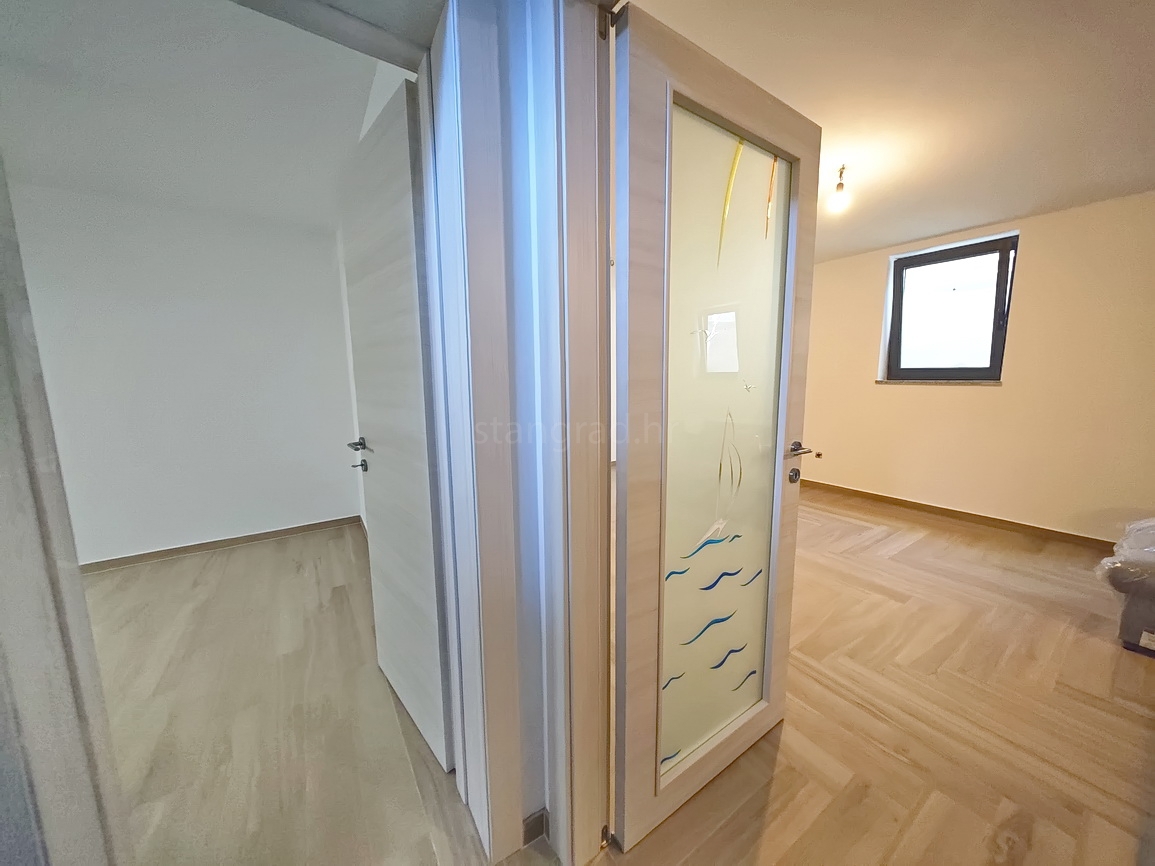 Malinska, polsamostojna hiša z bazenom in pogledom na morje!