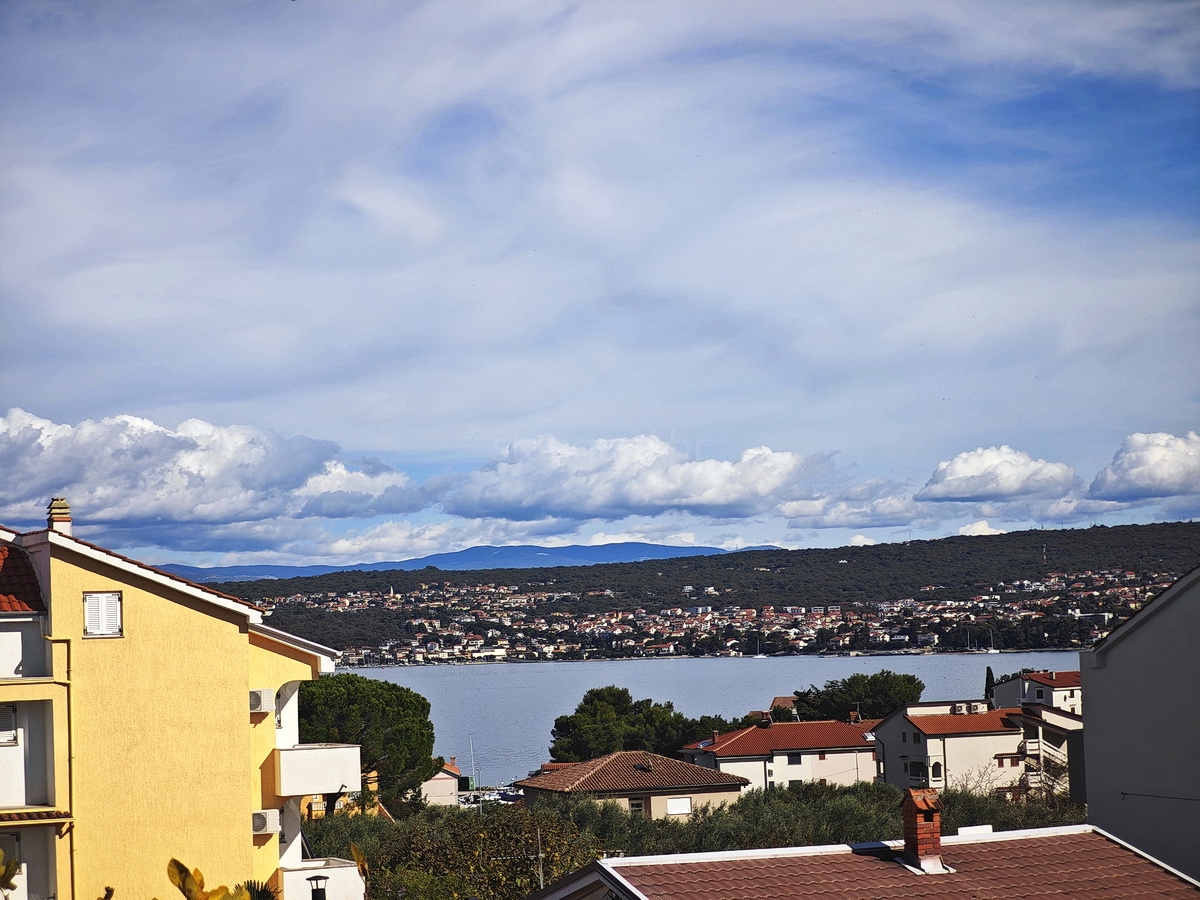 Malinska, dvonadstropno stanovanje v bližini morja z razgledom!
