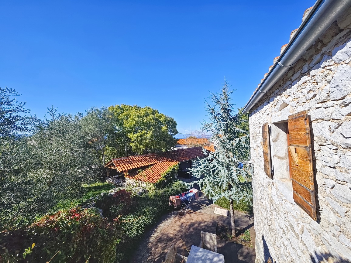 Območje Malinske, prenovljena kamnita hiša s pogledom na morje!