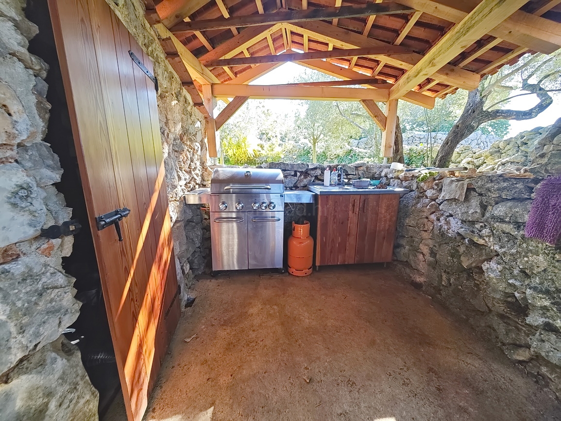 Območje Malinske, prenovljena kamnita hiša s pogledom na morje!