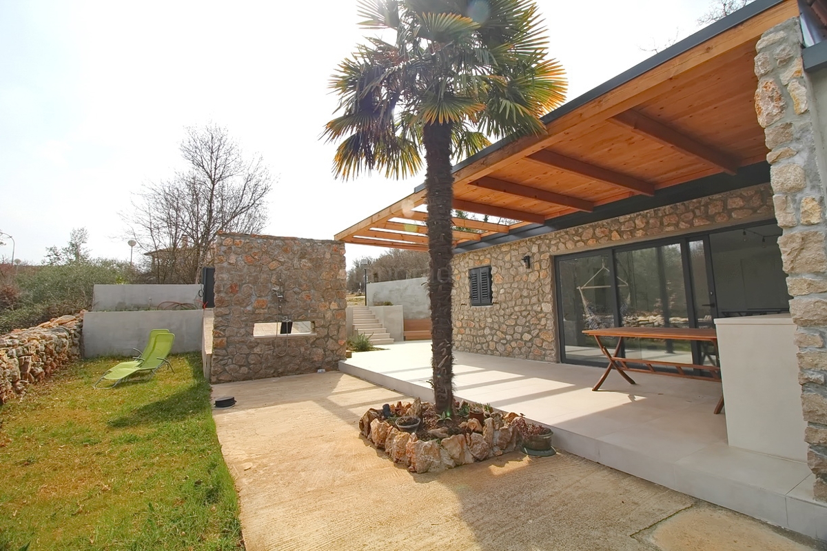 Malinska, samostojna hiša z vrtom na mirni lokaciji!