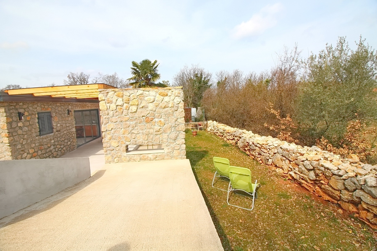 Malinska, samostojna hiša z vrtom na mirni lokaciji!