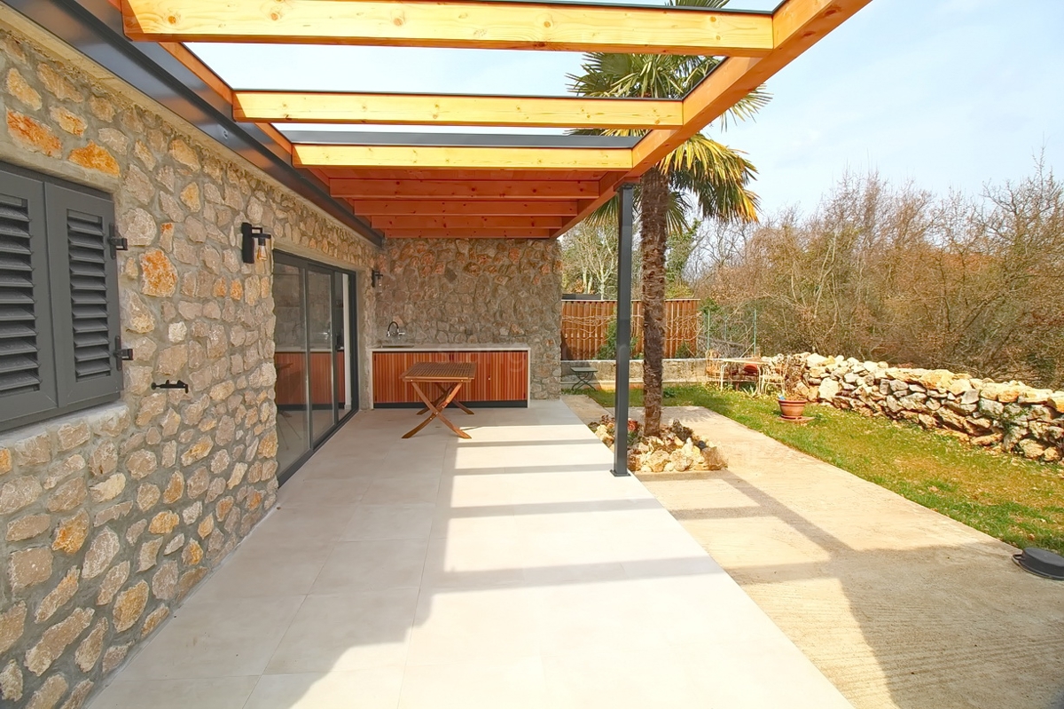 Malinska, samostojna hiša z vrtom na mirni lokaciji!