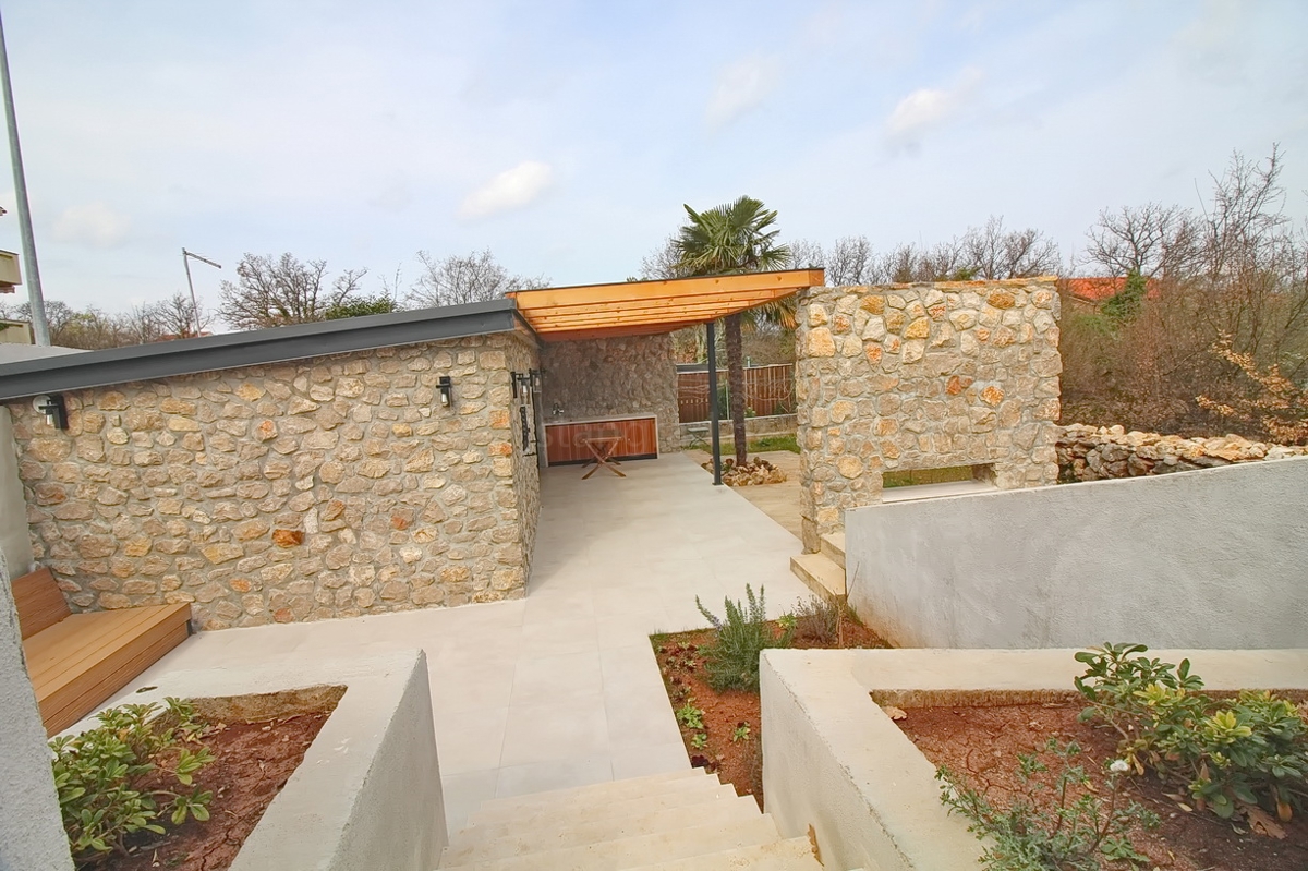 Malinska, samostojna hiša z vrtom na mirni lokaciji!