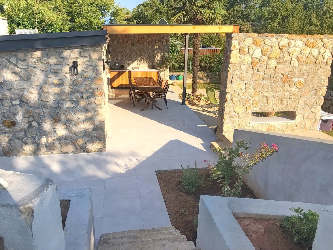 Malinska, samostojna hiša z vrtom na mirni lokaciji!