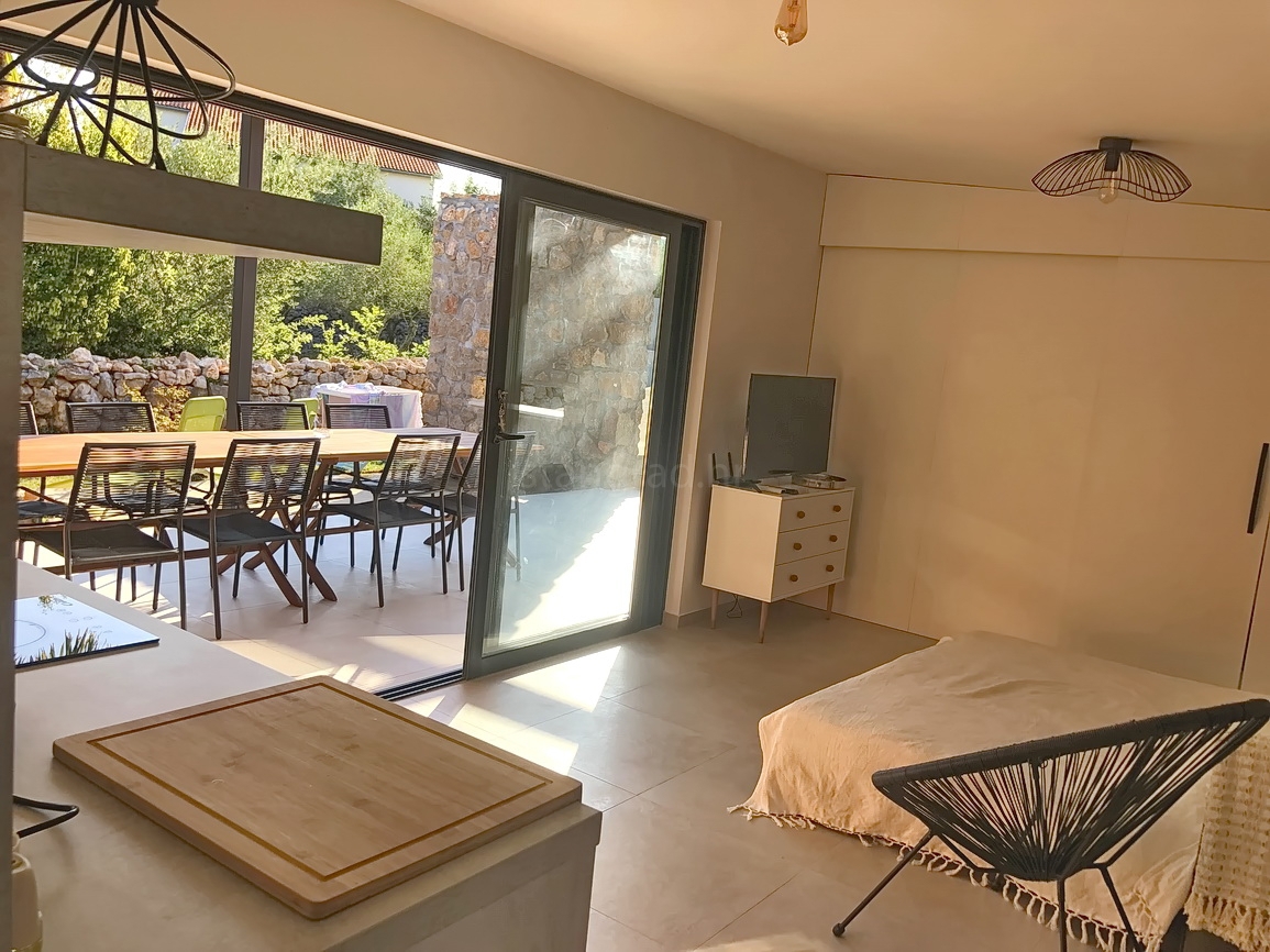 Malinska, samostojna hiša z vrtom na mirni lokaciji!