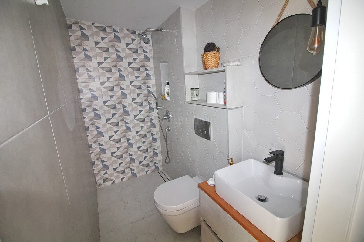 Malinska, samostojna hiša z vrtom na mirni lokaciji!