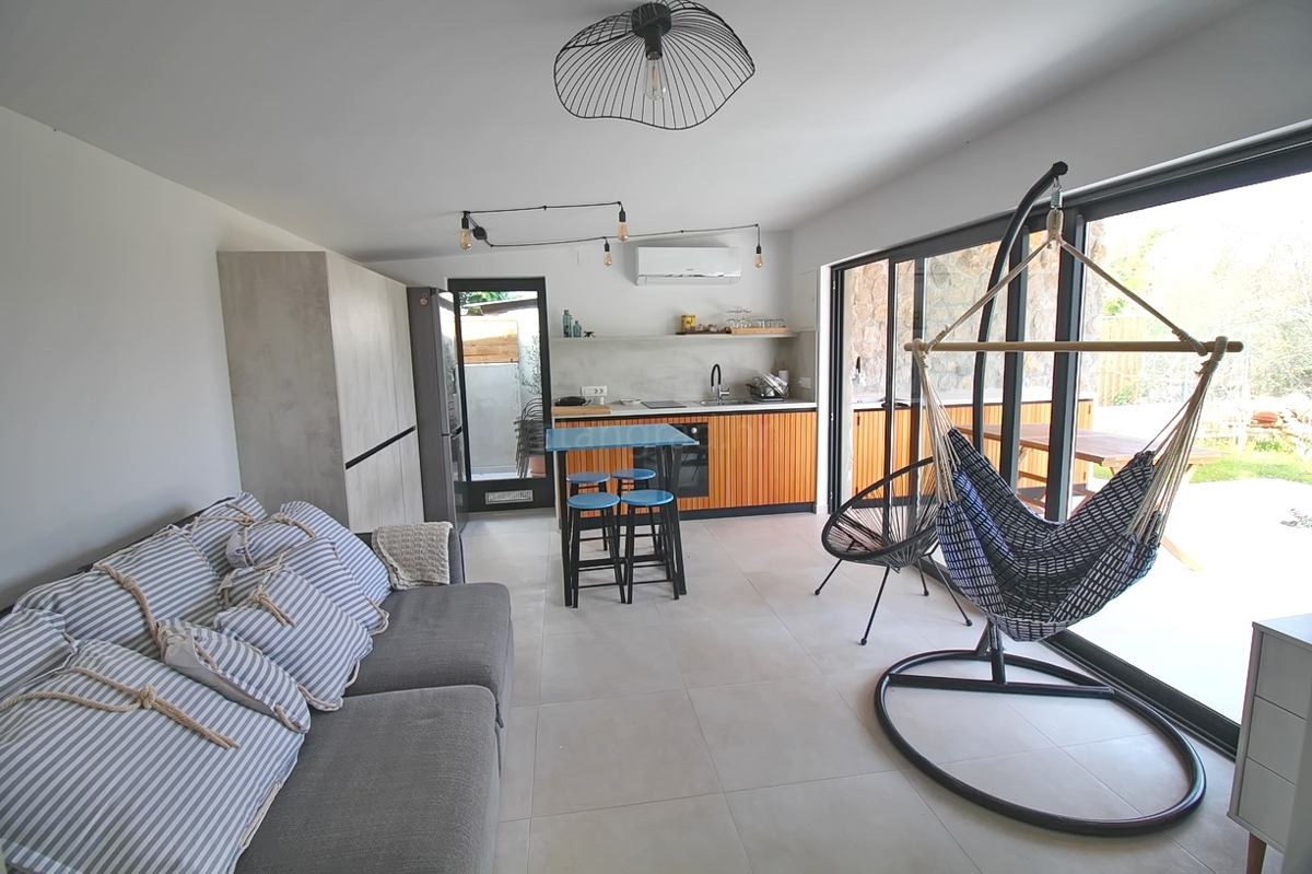 Malinska, samostojna hiša z vrtom na mirni lokaciji!