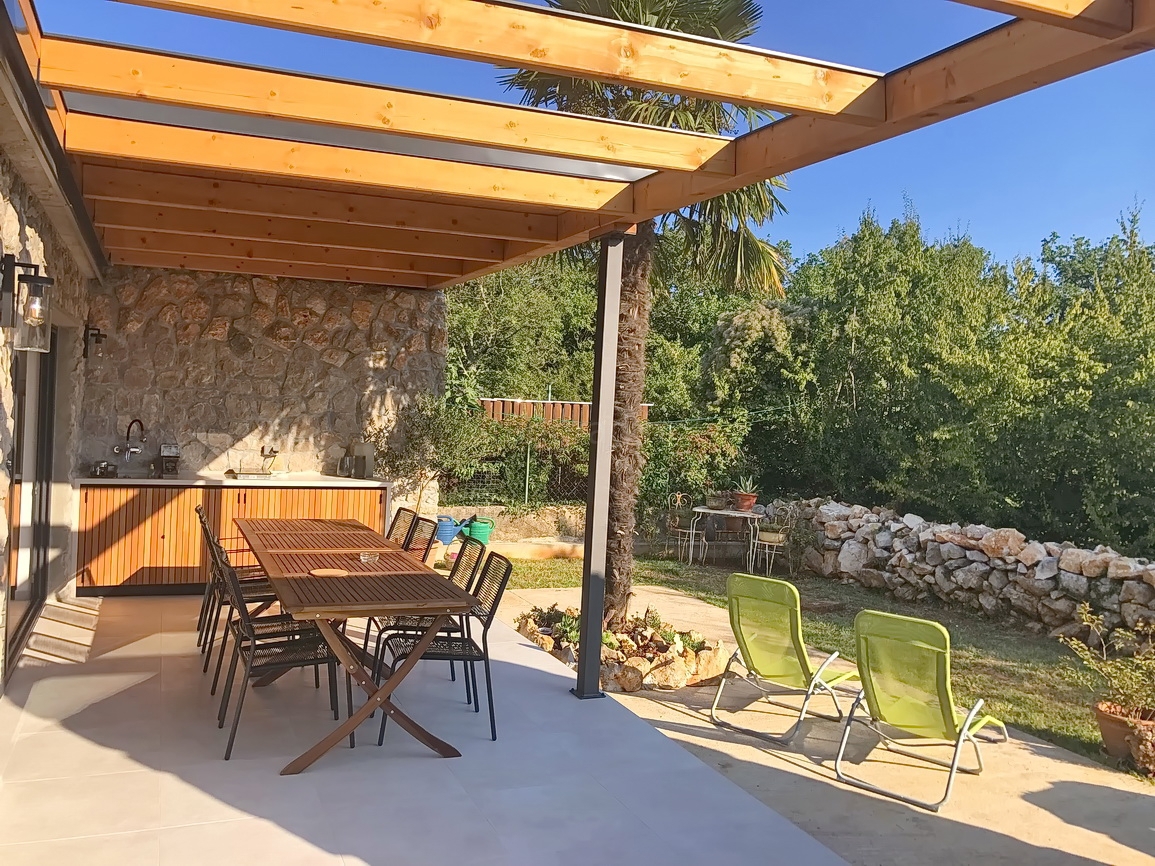 Malinska, samostojna hiša z vrtom na mirni lokaciji!