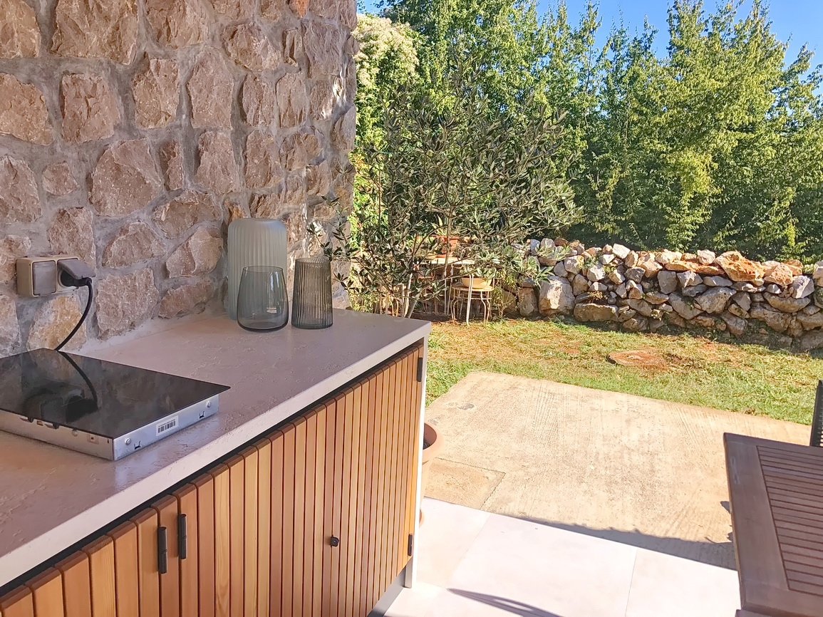 Malinska, samostojna hiša z vrtom na mirni lokaciji!