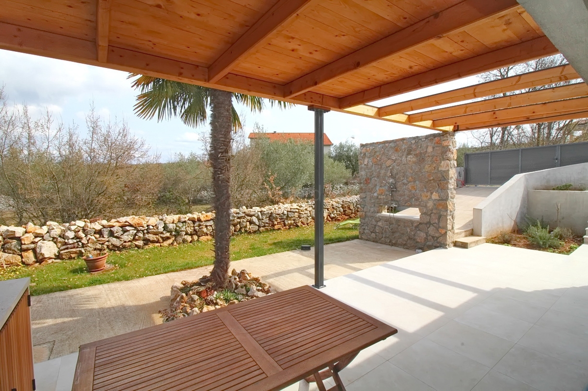 Malinska, samostojna hiša z vrtom na mirni lokaciji!