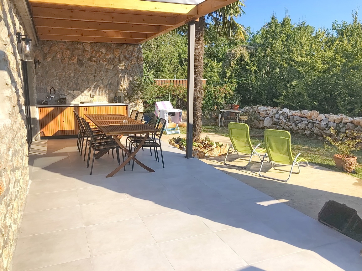 Malinska, samostojna hiša z vrtom na mirni lokaciji!