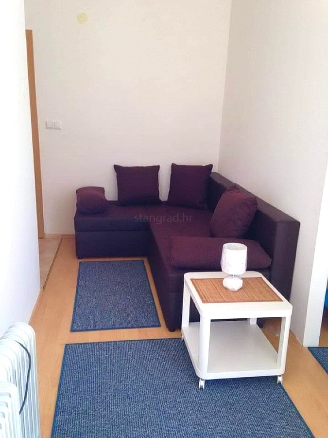 Novi Vinodolski, opremljena garsonjera v centru, 200 m od morja! Priložnost!