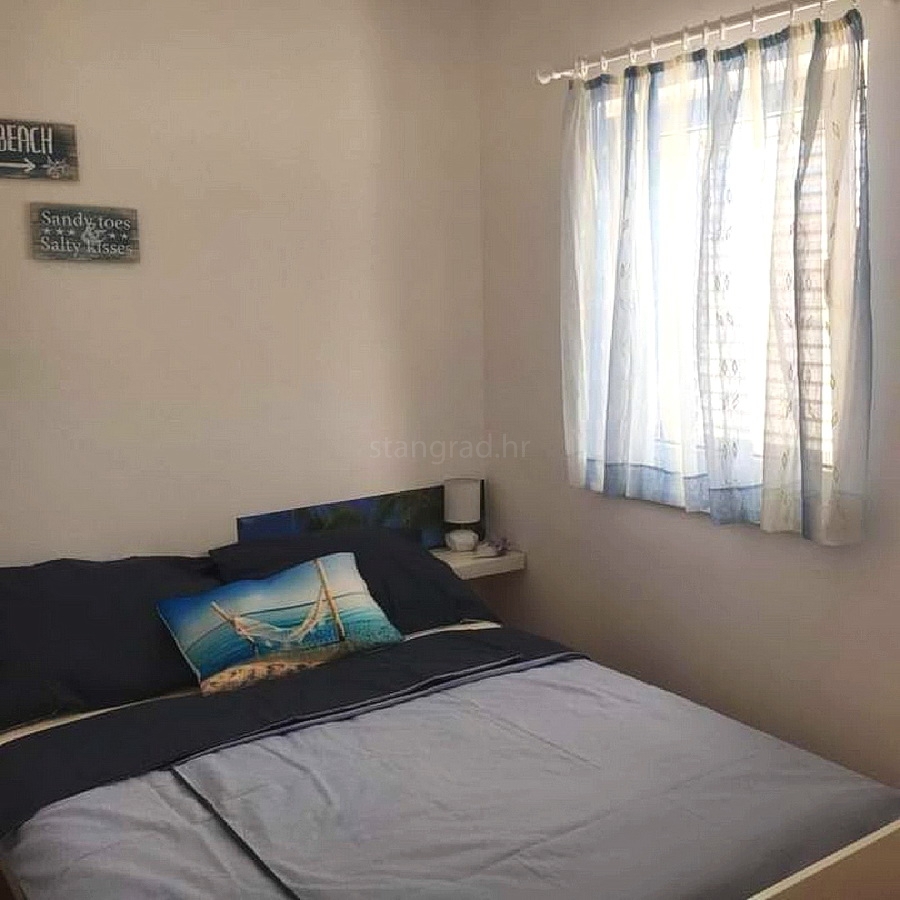 Novi Vinodolski, opremljena garsonjera v centru, 200 m od morja! Priložnost!