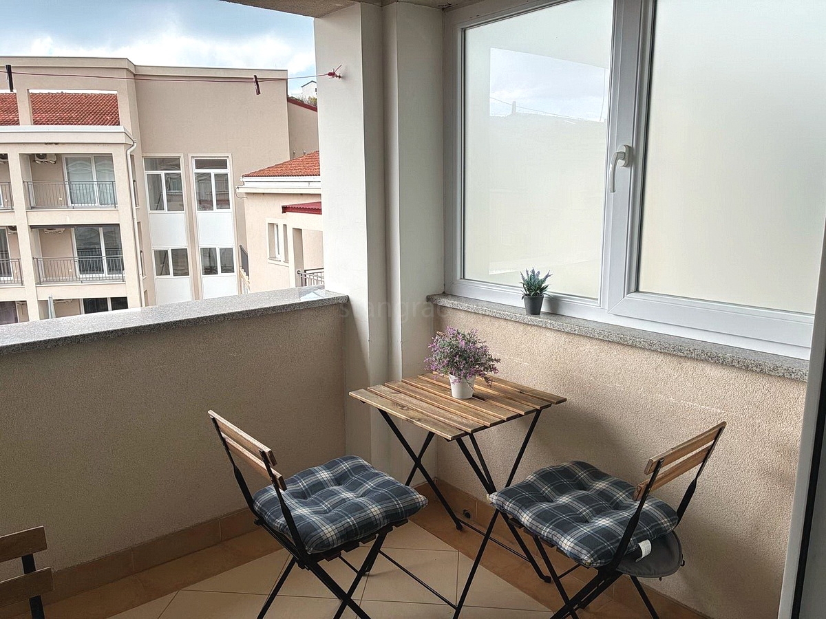 Novi Vinodolski, opremljena garsonjera v centru, 200 m od morja! Priložnost!