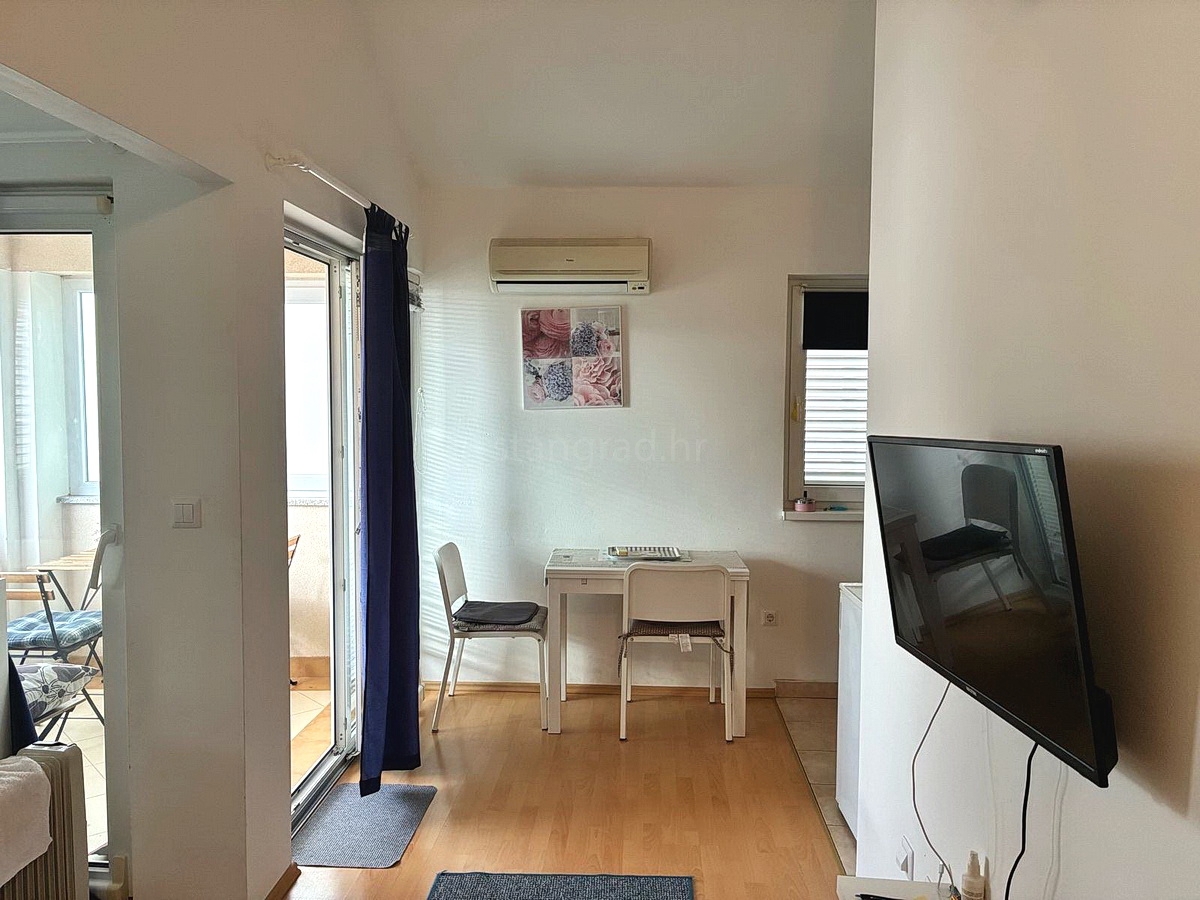 Novi Vinodolski, opremljena garsonjera v centru, 200 m od morja! Priložnost!