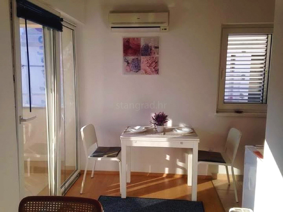 Novi Vinodolski, opremljena garsonjera v centru, 200 m od morja! Priložnost!