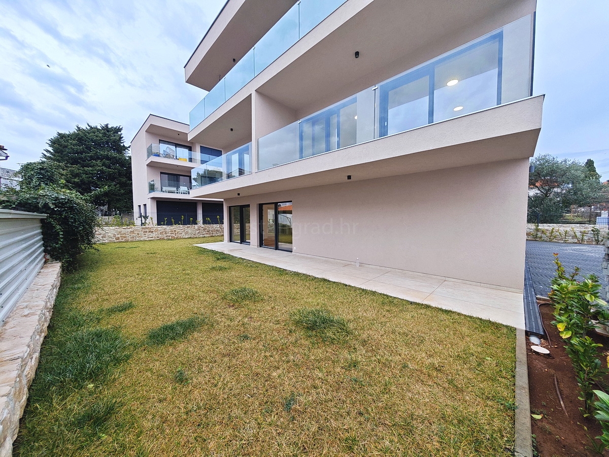 Grad Krk, novo stanovanje z vrtom v središču mesta!