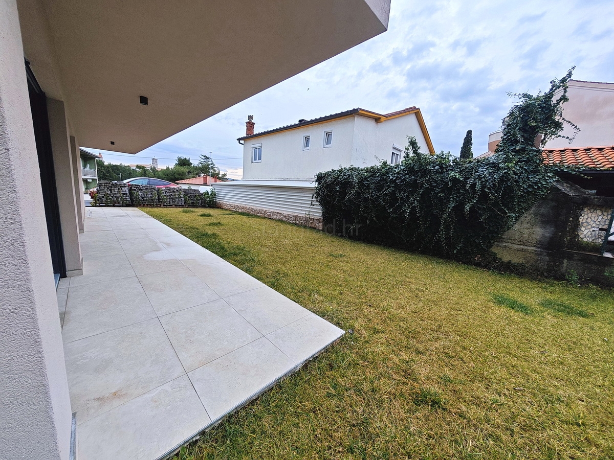 Grad Krk, novo stanovanje z vrtom v središču mesta!