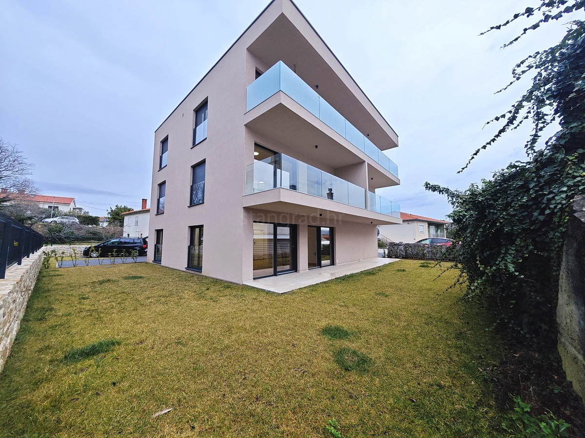 Grad Krk, novo stanovanje z vrtom v središču mesta!