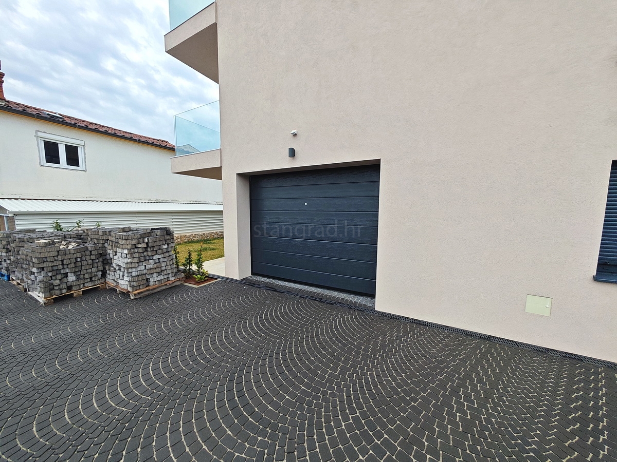 Grad Krk, novo stanovanje z vrtom v središču mesta!