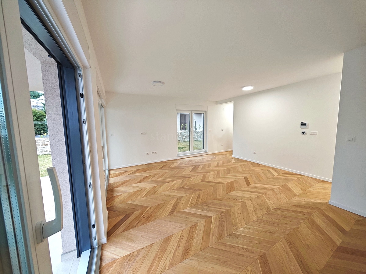 Grad Krk, novo stanovanje z vrtom v središču mesta!