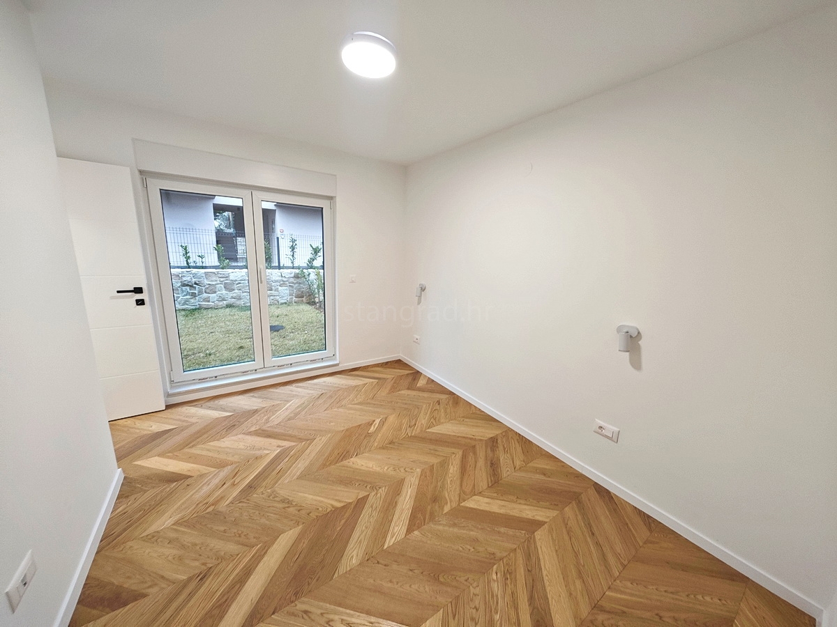 Grad Krk, novo stanovanje z vrtom v središču mesta!