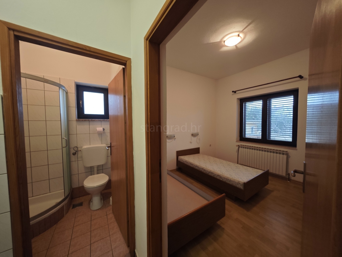 Krk, samostojna hiša z velikim vrtom in bazenom!