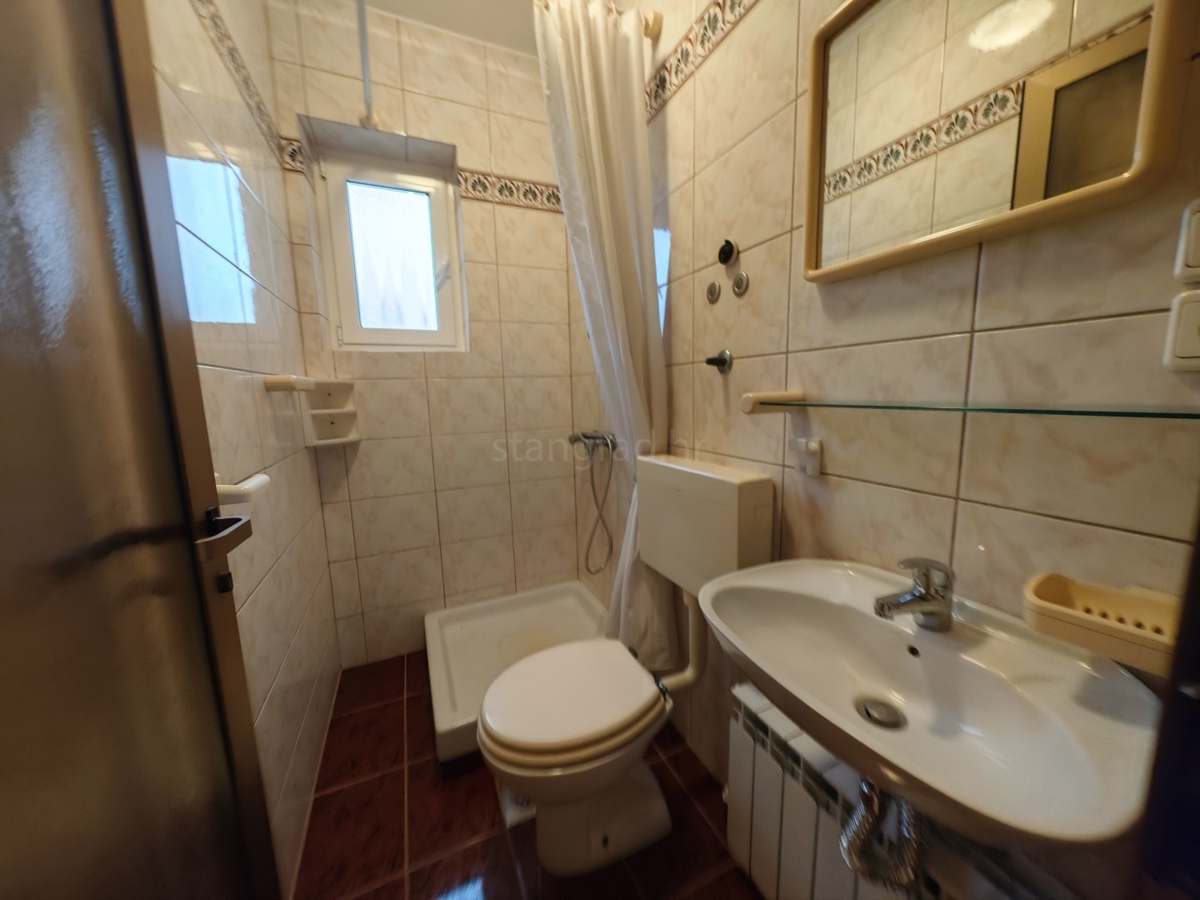 Krk, samostojna hiša z velikim vrtom in bazenom!